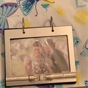 Fetco silver with gold accent photo album. Flip style. 6 x 4 photos. Holds 40